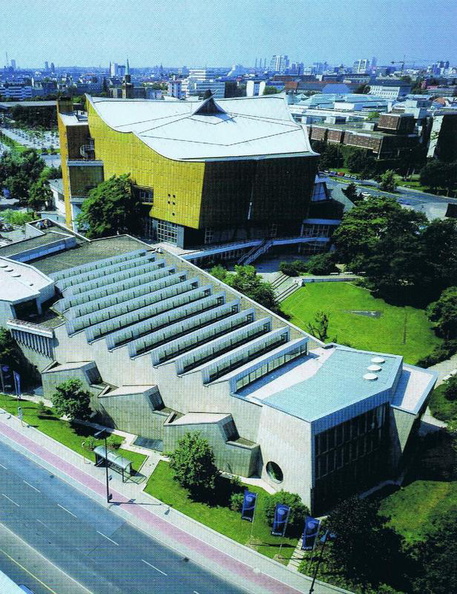 Berliner Philharmonie und Musikinstrumenten Museum.jpg