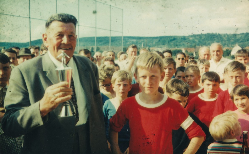 FCTV Urbach D-Jugend 1969 Spielfuehrer Chlumetzky Pokalspender Gruendungsmitglied Fritz Bertische.jpg