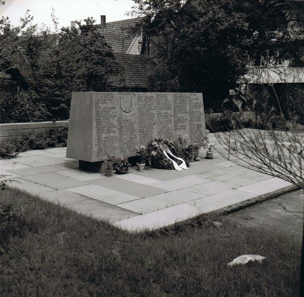 Urbach Kriegerdenkmal beim Rathaus Sued (1958, Nr. 425) ungeschnitten-001.jpg