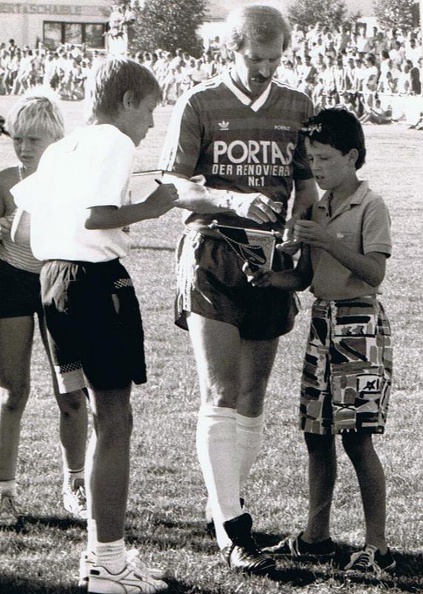 Grabowski Juergen schreibt Autogramme.jpg