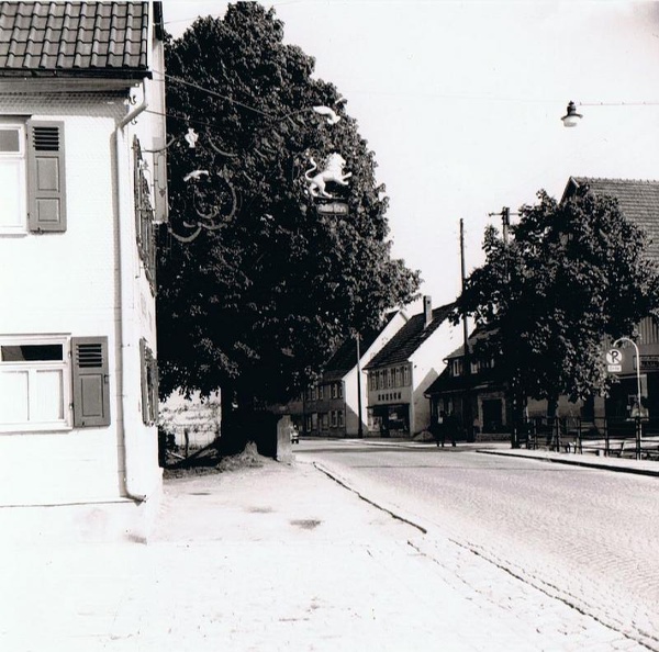Urbach Haupstrasse bei Gasthaus Lowen und Konsum 05.06.1955 Nr. 97.jpg