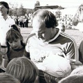 Futtball Hit 18.08.1989 Buffy Ettmayer umringt.jpg