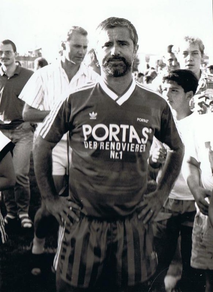 Fussball Hit 18.08.1989 Gerd Mueller in Pose.jpg