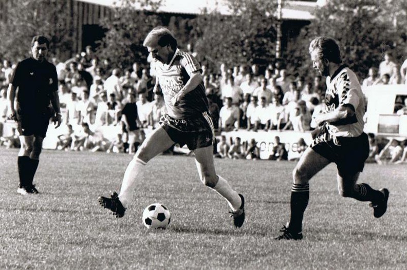 Fussball Hit 18.08.1989 Juergen Grabowski Johnny Mueller Laufduell.jpg