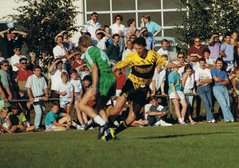 Fussball Hit 18.08.1989 Peter Haerer umkurvt wen