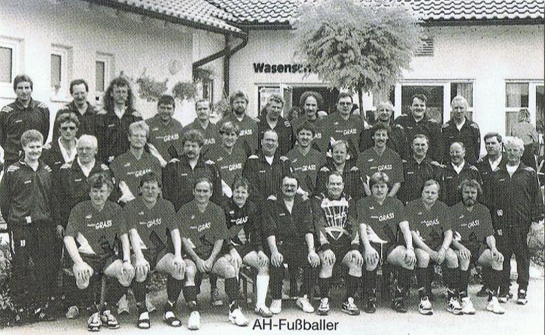 AH-Fussballer vor der Wasenschenke