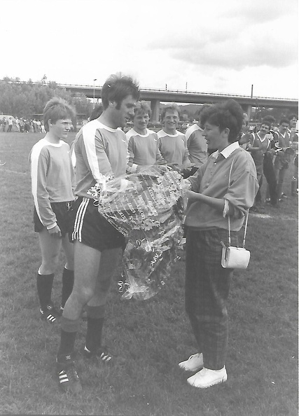 Spielerehrung Ende Saison 1985 86 Hans Schindler Aushilfe 1. Mannschaft