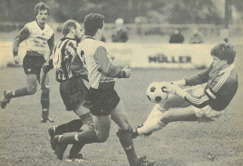 SC Urbach Saison 1989 1990 Szenenfoto mit Torwart Buchholz.jpg