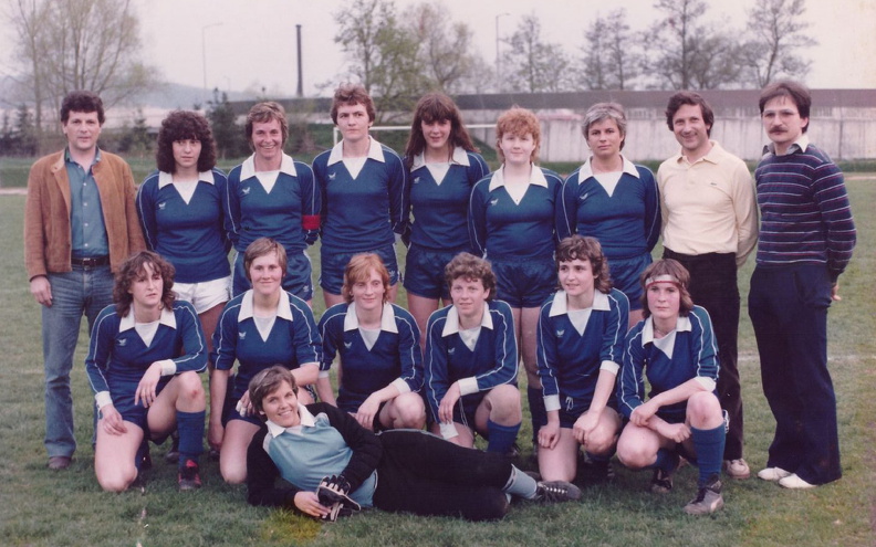 VfL Schorndorf Frauen 1 Mannschaftsfoto mit Trainer Dieter Siegle.jpg